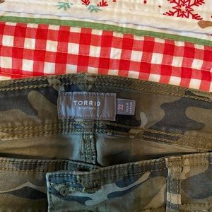 Torrid camouflage capri pants